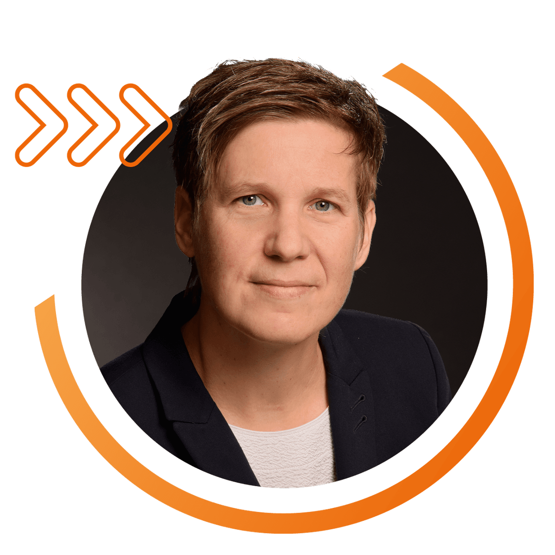 Portrait von Katja Herdering im dunklen Blazer vor dunklem Hintergrund, eingerahmt von orangefarbenen Q-Learning-Designelementen