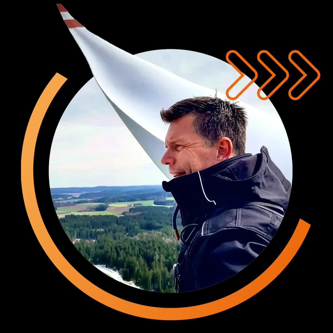 Kundenstimme von Jens Kohler zu Q-Learning: Portraitaufnahme im Profil vor einer Windkraftanlage und Waldlandschaft.