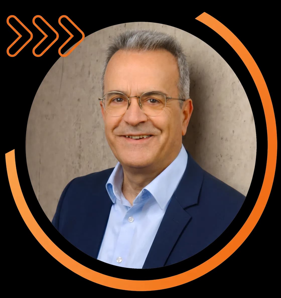 Teilnehmer einer SIX SIGMA Weiterbildung von Q-Learning im dunkelblauen Sakko, lächelnd vor einer Betonwand.